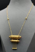 عقد مع صدف احمر عيار 21 وزن 8.1 جرام