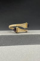 خاتم ذهب تصميم الماس مع فص بنفسجي عيار 18 وزن من 3...