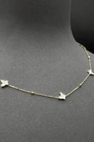 عقد فراشة ذهب مع صدف ابيض عيار 18 وزن 2.3 جرام