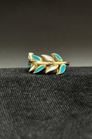 اسوارة مع خاتم اوراق شجر ذهب مع صدف ملون عيار 18 و...