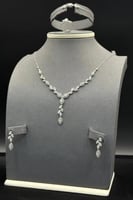 طقم دمعة ذهب ابيض تصميم الماس عيار 18 وزن 9.1 جرام