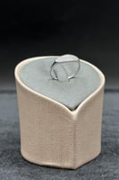 خاتم ذهب ابيض تصميم الماس عيار 18 وزن من 0.9 الى 1...