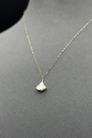 عقد مثلث مع اسوارة ذهب مع صدف ابيض عيار 18 وزن 0.8...