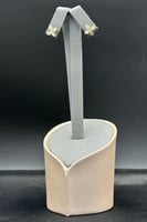 حلق وردة ذهب تصميم الماس عيار 18 وزن 1.2 جرام