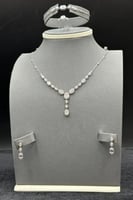 طقم ذهب ابيض تصميم الماس عيار 18 وزن 8 جرام