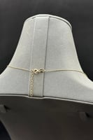 عقد فراشة نازل مع صدف ابيض عيار 18 وزن 2.1 الى 2.2...