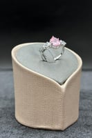 خاتم ذهب ابيض مع فص وردي عيار 18 وزن من 1.8 الى 2...