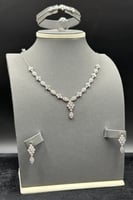 طقم ذهب ابيض تصميم الماس عيار 18 وزن 15.1 جرام