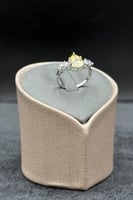 خاتم ذهب ابيض مع فص فانسي عيار 18 وزن من 1.8 الى 2...