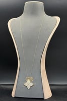 شال وردة ذهب تصميم الماس عيار 18 وزن 4.5 الى 4.6 ج...