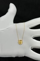 عقد وردة ذهب صافي عيار 21 وزن من 1.4 الى 1.5 جرام