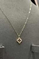 طقم وردة مفرغة اطفال ذهب تصميم الماس