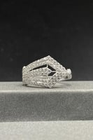 خاتم شكل سهم ذهب ابيض تصميم الماس عيار 18 وزن 2.3...