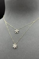 عقد دورين زهرة ذهب تصميم الماس عيار 18 وزن من 1 ال...