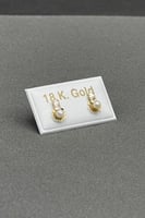 حلق طبي وردة ذهب مع لؤلؤ عيار 18