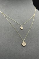 عقد دورين وردة ذهب تصميم الماس عيار 18 وزن من 0.7...