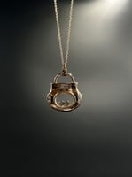 عقد الماس ناعم بتصميم شنطة راقي لأناقة استثنائية