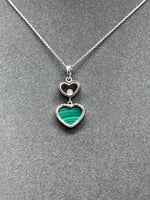 تعليقة الماس مع ذهب أبيض بتصميم قلوب فخم ملون بمين...