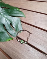 أساور رزن و خيوط مع زهور طبيعية