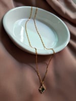 سلسال فضة ناعمة مطلي عيار 990 مع كريستال أخضر