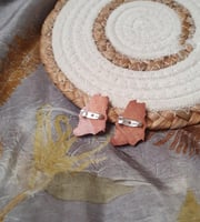 دبوس لليوم الوطني من الطين صنع يدوي