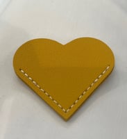 فاصل وعلامة مرجعية من الجلد على شكل قلب