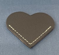 فاصل وعلامة مرجعية من الجلد على شكل قلب