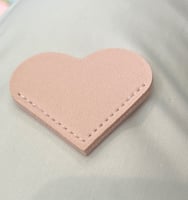 فاصل وعلامة مرجعية من الجلد على شكل قلب