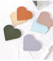 فاصل وعلامة مرجعية من الجلد على شكل قلب