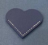 فاصل وعلامة مرجعية من الجلد على شكل قلب