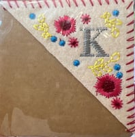 علامة مرجعية لزاوية الكتاب، تطريز يدوي