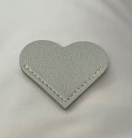 فاصل وعلامة مرجعية من الجلد على شكل قلب