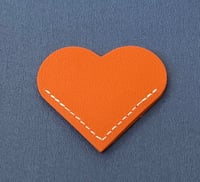 فاصل وعلامة مرجعية من الجلد على شكل قلب