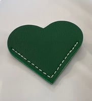 فاصل وعلامة مرجعية من الجلد على شكل قلب