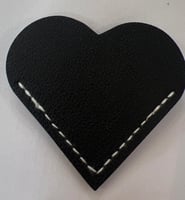 فاصل وعلامة مرجعية من الجلد على شكل قلب