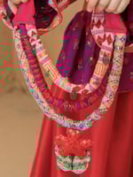 جلابية بناتي بألوان متناغمة شعبية مع اكسسوار شعر