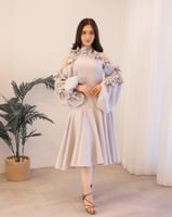 فستان نسائي انيق من اللنن الرمادي مزين بفيونكات صغ...