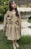 فستان انيق من قطعتين من التويد الذهبي مزين بورد ان...