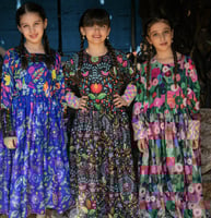 جلابية مع بخنق باللون الازرق الانيق مزينة بدمى ممي...