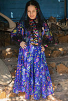 جلابية مع بخنق باللون الازرق الانيق مزينة بدمى ممي...