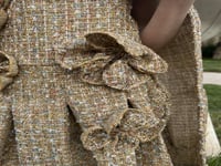 فستان انيق من قطعتين من التويد الذهبي مزين بورد ان...