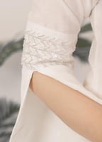 فستان نسائي انيق اوف وايت مزين بقصة جمية على الخصر...