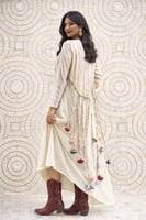 جلابية لنن هندي بتفاصيل مميزة في الخلف