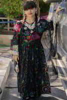 جلابية ملونة من قطعتين مع ثوب نشل مبتكر مزين بدمى...