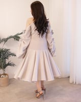 فستان نسائي انيق من اللنن الرمادي مزين بفيونكات صغ...