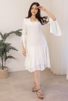 فستان نسائي انيق اوف وايت مزين بقصة جمية على الخصر...