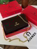 شنطة نسائية ماركة اقنر ا AIGNER ا مع ملحقاتها