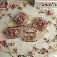 علبة مع ملاقط على شكل فيونكة