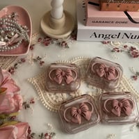 علبة مع ملاقط على شكل فيونكة