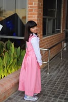 مريول وردي بتطريز ورد ابيض _ مريول مدرسي للابتدائي